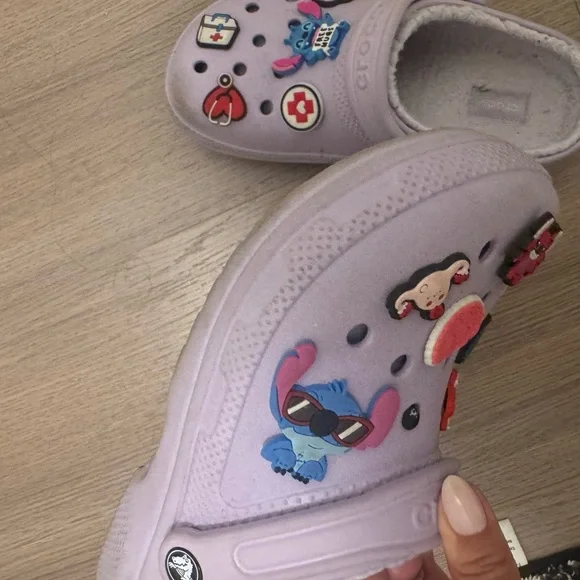 CROCS in Soft Purple with inside fur - Picture 2 of 8